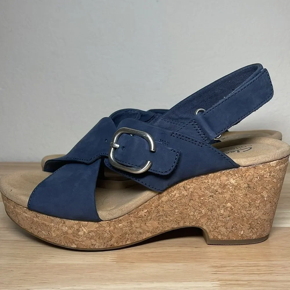 Clarks Women's Giselle Dove Sandals Wedges Size 9.